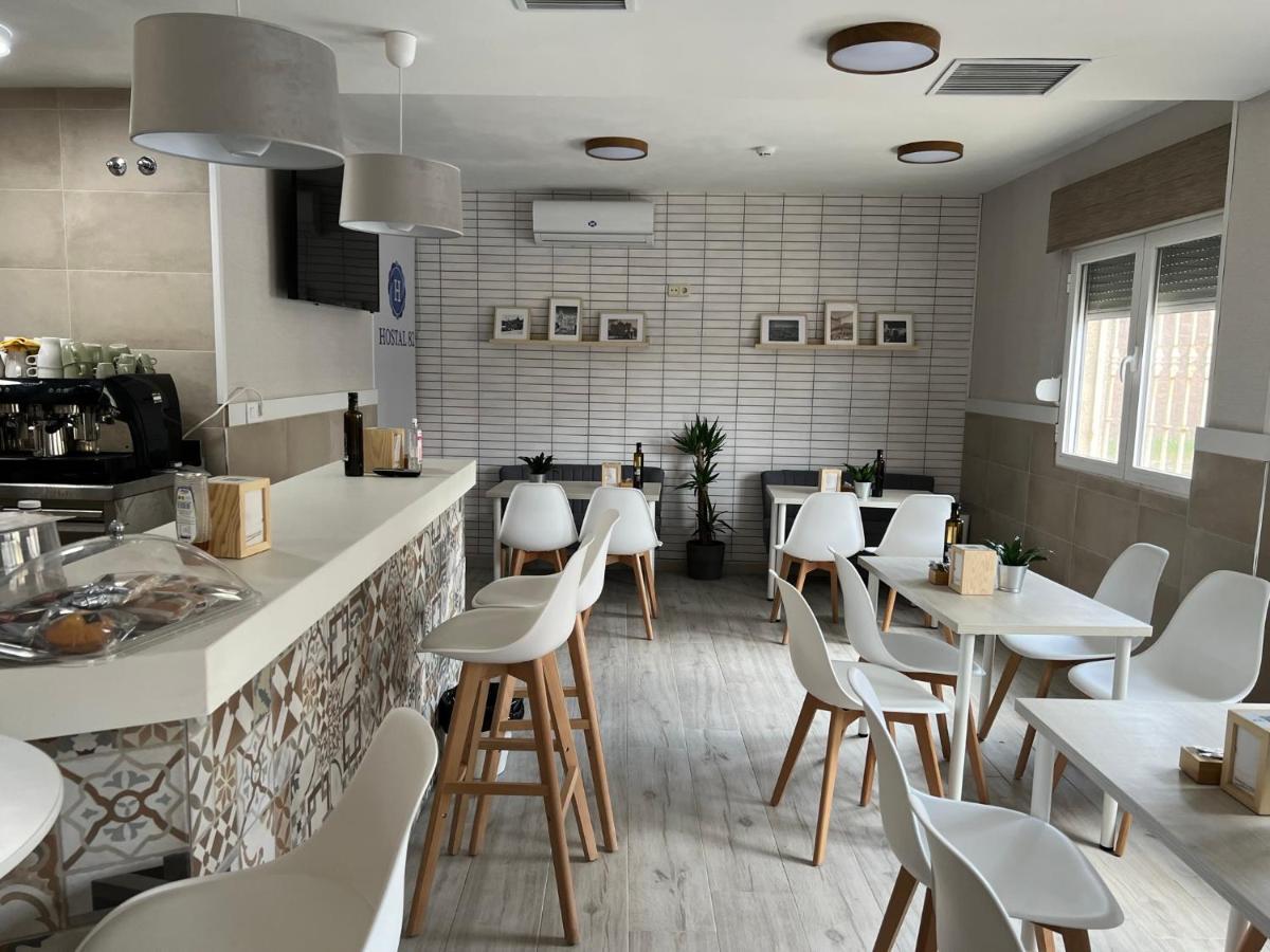 Hostal 82 Olias del Rey Bagian luar foto