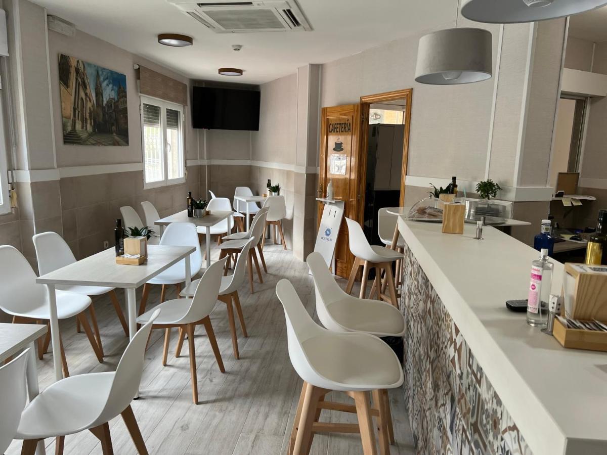 Hostal 82 Olias del Rey Bagian luar foto