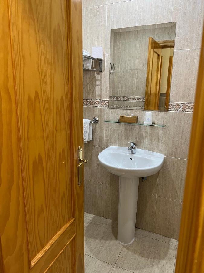 Hostal 82 Olias del Rey Bagian luar foto