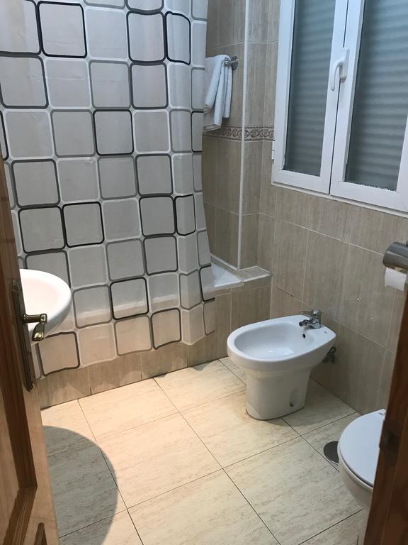 Hostal 82 Olias del Rey Bagian luar foto