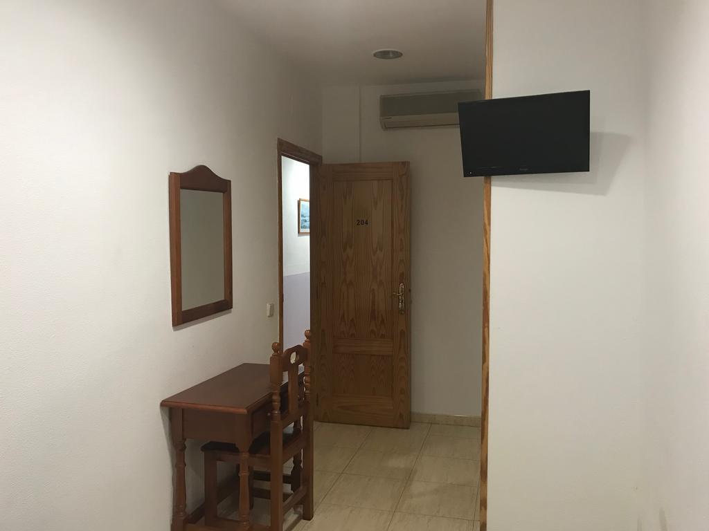 Hostal 82 Olias del Rey Bagian luar foto