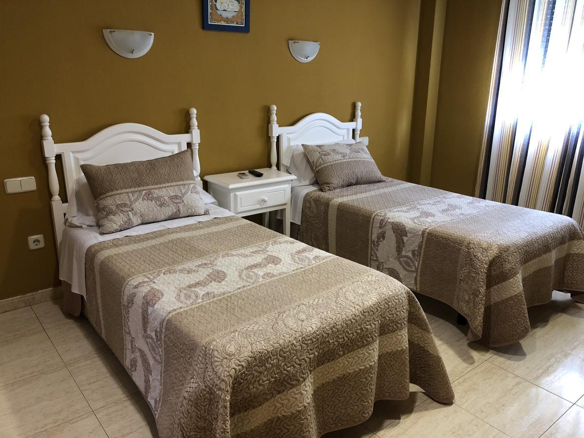 Hostal 82 Olias del Rey Bagian luar foto