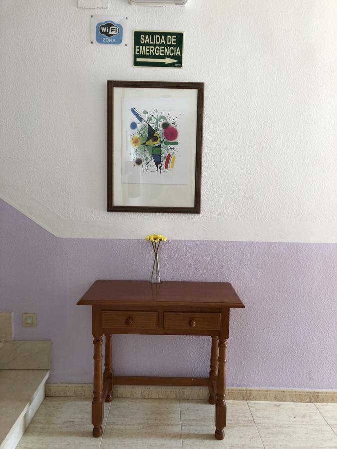 Hostal 82 Olias del Rey Bagian luar foto
