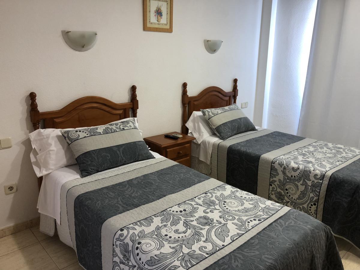 Hostal 82 Olias del Rey Bagian luar foto