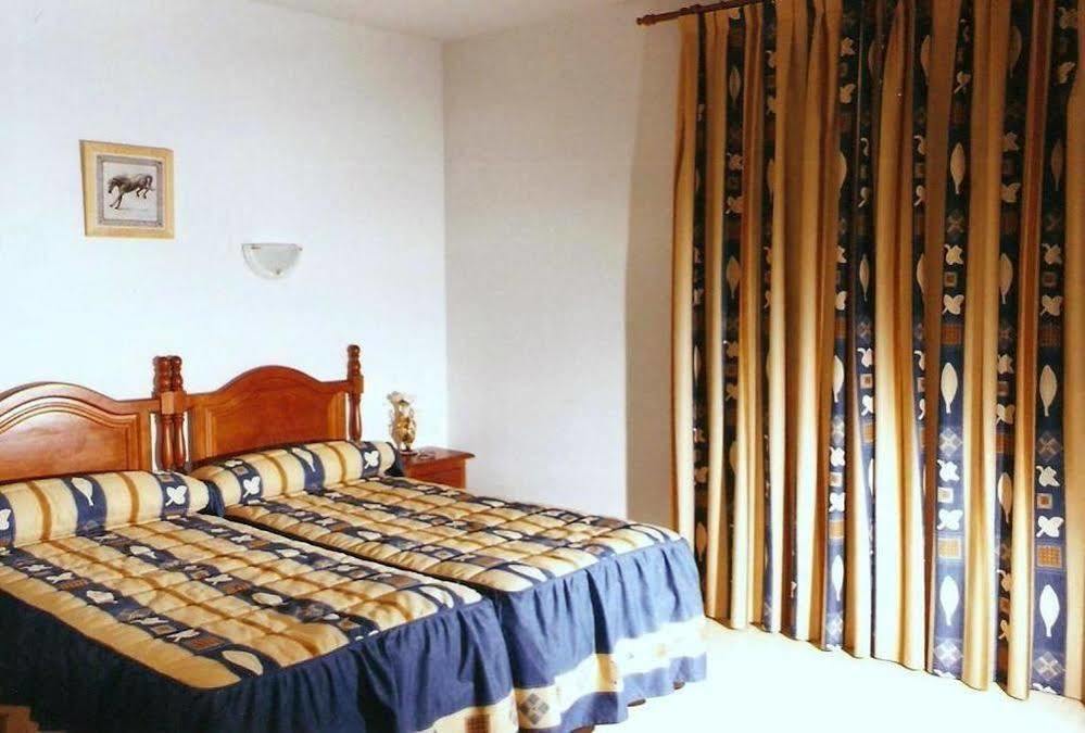Hostal 82 Olias del Rey Bagian luar foto