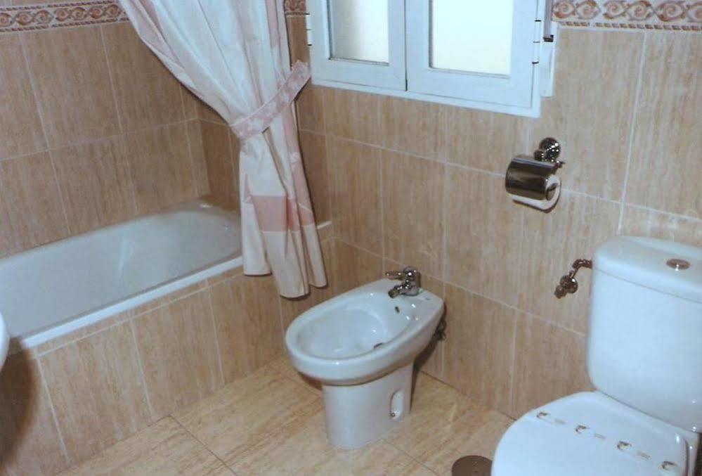 Hostal 82 Olias del Rey Bagian luar foto