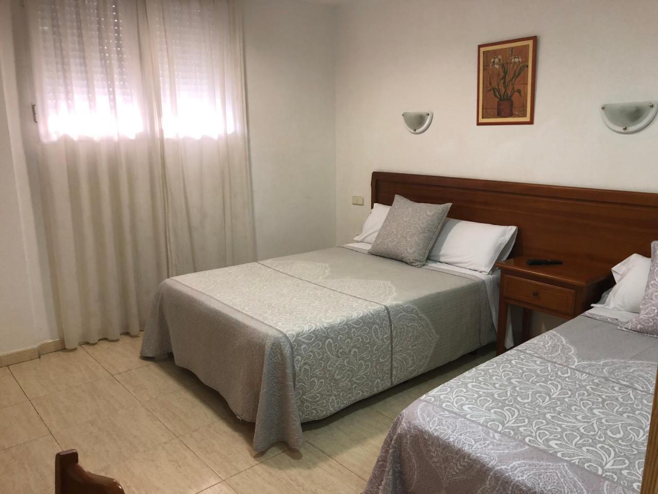 Hostal 82 Olias del Rey Bagian luar foto